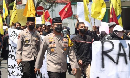 Nuansa Islami Pengamanan Aksi Mahasiswa, Petugas Polres Nganjuk Pakai Peci Tanpa Tongkat dan Tameng