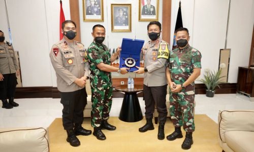 Tingkatkan Sinergitas TNI Polri, Kapolda Jatim sambut Kunjungan Kehormatan Dankodiklatal