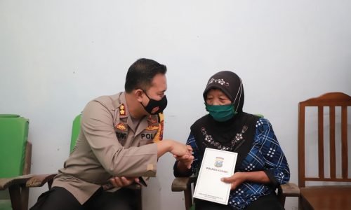 Lawan Jambret, Mbah Poninten Terima Penghargaan dari Kapolres Kediri