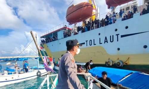 Polres Sumenep Evakuasi Penumpang Kapal Sabuk Nusantara 91 Yang Kandas di Pulau Setabok