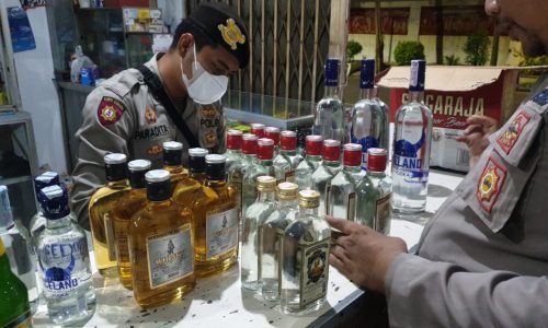 Harkamtibmas Polres Situbondo Mengamankan Puluhan Botol Miras