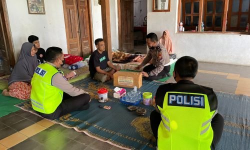 Cepat Dekat dan Bersahabat, Satlantas Polres Ponorogo Berikan Bantuan Kemanusiaan