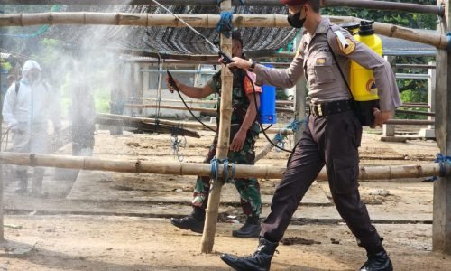 Gunakan Watercanon, Polres Blitar Kota Semprotkan Disinfektan di Pasar Dimoro