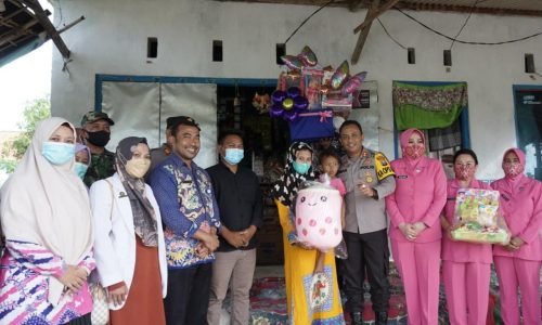 Kapolres Sampang Berikan Bantuan Sosial kepada Balita Kecanduan Aroma Bensin