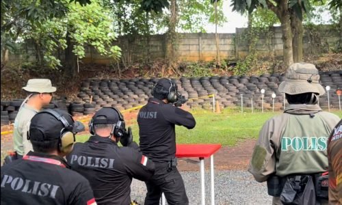 Ikuti Lomba Menembak Kapolri Cup Pati Polri-TNI dan Media 2022, Kapolda Jatim Raih Juara 1 Speed Shoot PCC MPX Beregu