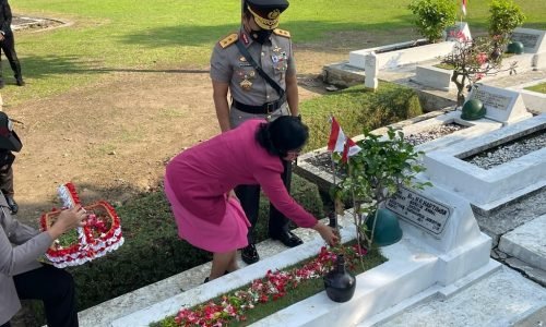 Ziarah Makam Pahlawan dalam rangka Hari Bhayangkara, Kapolda Jatim Sempatkan Berdoa di Makam Sang Kakek yang merupakan Pejuang Kemerdekaan