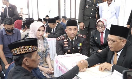 Fasilitasi Warga Pra Sejahtera, Polres Jombang Gelar Nikah Massal