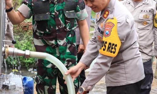 Polres Jember Bersama Kodim 0824 Berikan Bantuan Air Bersih untuk Warga