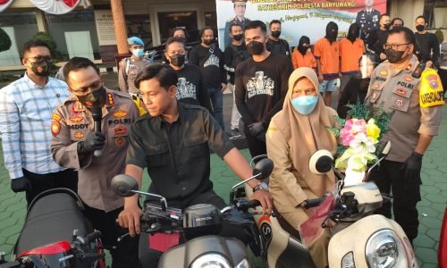 Berhasil Menangkap Sindikat Curanmor, Polresta Banyuwangi Serahkan Sitaan Puluhan Motor kepada Pemiliknya