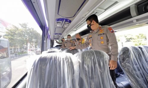 Kapolda Jatim Mengecek Langsung Tiga Bus Hibah, Diharapkan Dapat Menunjang Pelayanan Kepada Masyarakat