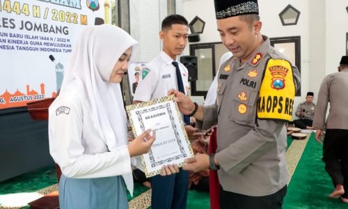 Polisi Peduli, Kapolres Jombang Berikan Santunan dan Bea Siswa Bagi Pelajar Berprestasi