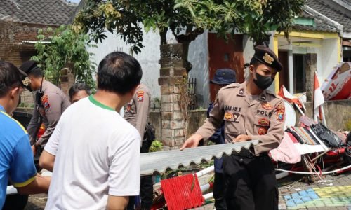 Tanggap Bencana, Polres Malang Terjunkan Personel Berikan Bantuan Sosial Warga Terdampak