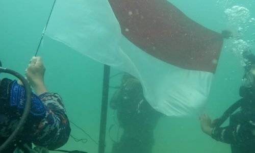 POSSI dan TNI Polri Kibarkan Bendera Merah Putih di Dasar Laut Teluk Melano Timur