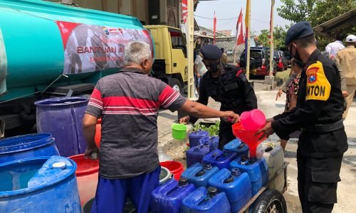 Brimob Polda Jatim Berikan Bantuan Air Bersih di Tiga Kabupaten/ Kota di Jatim