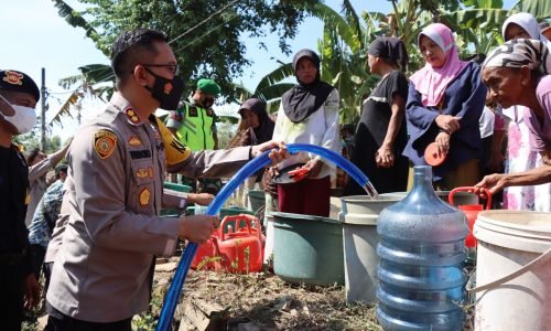 Polres Bondowoso Distribusikan Puluhan Ribu Liter Air Besih untuk Warga Terdampak Kekeringan di 6 Titik