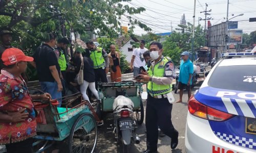 Anggota Polres Kediri Kota Bersama Abang Becak Berhasil Gagalkan Aksi Bunuh Diri