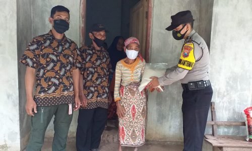 Polres Probolinggo Bagikan Sembako pada Masyarakat di Kecamatan Gading