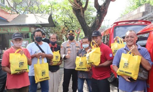 Kapolres Tabanan Bagikan Sembako Ke Sopir Angkot, Petugas Kebersihan Dan Pedagang Asongan