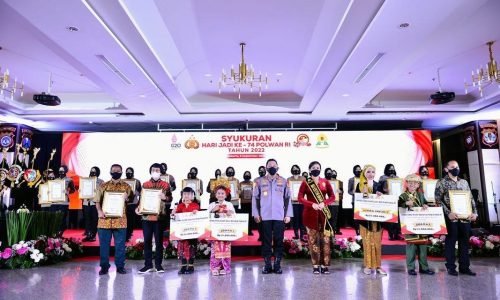 Kapolri Memberi Penghargaan Polwan Polda Jatim yang Meraih Juara 2 Lomba Video Kreatif Suara Hati Anak Polwan