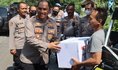 Berbagi Bersama Polres Ngawi sebagai Bentuk Inisiasi Kapolri dan Kapolda Jatim