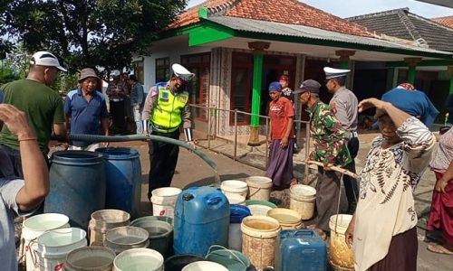 Polres Probolinggo Distribusikan 8.000 liter Air Bersih untuk Warga Terdampak Kekeringan di Lumbang