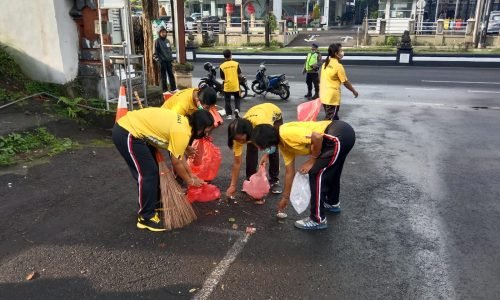 Dukung Presidensi G 20, Polres Tabanan dan Jajaran Bersih-Bersih Sampah