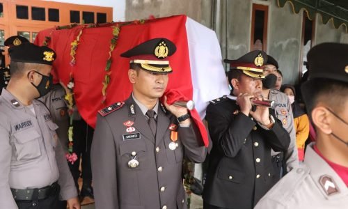 Kapolres Trenggalek dan Tulungagung Pimpin Upacara Pemakaman Anggota yang Gugur saat Pengamanan di Stadion Kanjuruhan