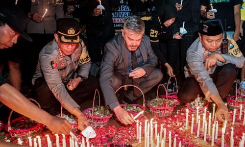 Ribuan Bonek dan Personil Polri Polrestabes Surabaya Gelar Doa Besama Untuk Korban Tragedi Kanjuruhan