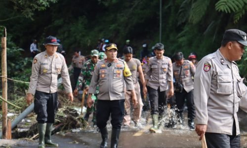 Polres Lumajang bersama TNI dan BPBD Tangani Bencana Tanah Longsor di Ranupani