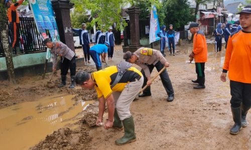 Sinergitas Polres Trenggalek Bersama TNI dan Masyarakat Watulimo Bersihkan Sisa Banjir