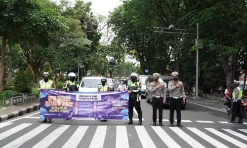 Humanis, Operasi Zebra Semeru 2022 Polisi di Gresik Berbagi Helm Gratis