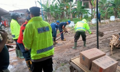 Sinergitas Polres Tulungagung Bersihkan Sisa-sisa Material Lumpur Akibat Bencana Banjir