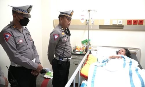 Ops Zebra Semeru 2022, Polisi di Gresik Beri Bantuan Untuk Korban Kecelakaan