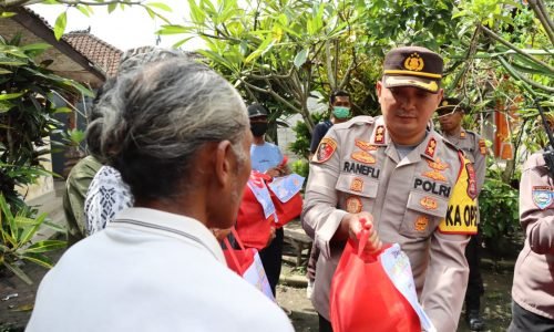 Kapolres Tabanan Bagikan Sembako Untuk Warga Terdampak Banjir