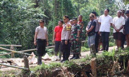 Kapolres Tabanan Bersama Dandim Datangi Pembuatan Jembatan Darurat