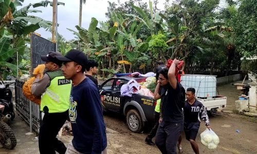 Peduli Warga Terdampak Bencana Polres Batu Distribusikan Bansos Ke Sumber Manjing Wetan