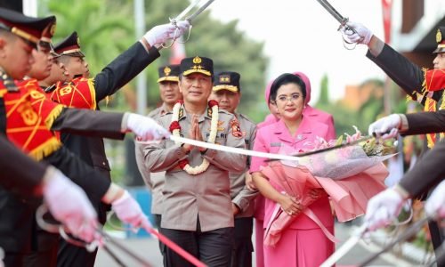 Suasana Haru Saat Tradisi Pedang Pora Mengiringi Pelepasan Irjen Pol Nico Afinta