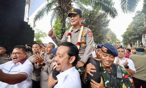 Bentuk Kebanggan Dari Anggota, Irjen Pol Nico Afinta Dipanggul Keluar Mapolda Jatim Saat Prosesi Pelepasan