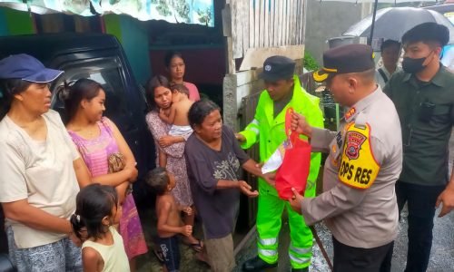 Meski Cuaca hujan, Kapolres dan Dandim 1619 Tabanan Tetap Semangat Bagikan Sembako ke Warga