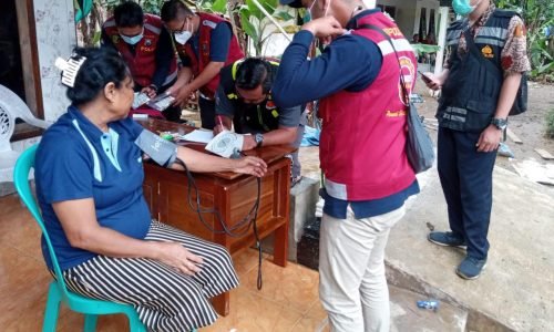 Tim Dokkes Polres Malang Gelar Pengobatan Gratis Bagi Korban Banjir di Sumbermanjing Wetan