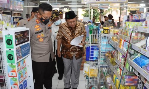 Antisipasi Kasus AKI, Kapolres dan Kadinkes Bondowoso Lakukan Sidak Apotek