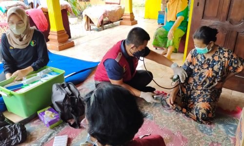 Polres Trenggalek Terjunkan Tim Medis Untuk Cek Kesehatan Korban Banjir