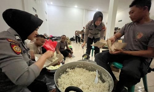 Polwan Polres Blitar Bantu Dapur Lapangan dan Beri Trauma Healing Korban Banjir