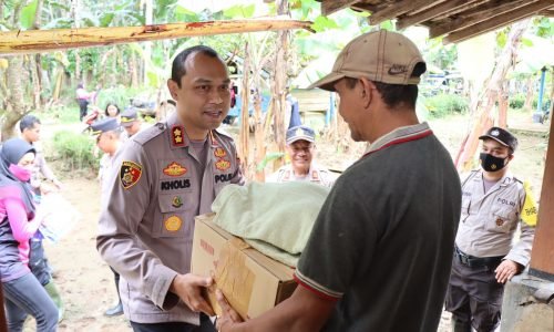 Polres Malang dan Bhayangkari Salurkan Bantuan Korban Banjir di Sumbermanjing Wetan