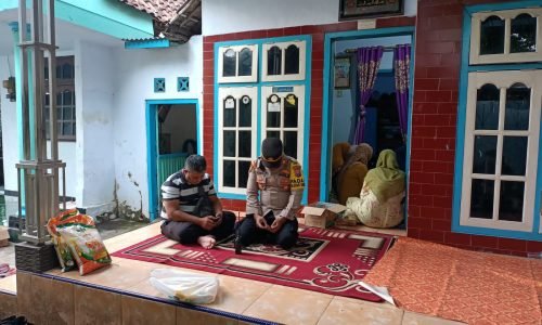 Polres Pasuruan Kota Berikan Santunan Untuk Keluarga Balita Meninggal Akibat Gagal Ginjal Akut