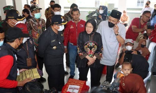 Polres Tulungagung Dampingi Mensos RI Berikan Santunan Keluarga Korban Tanah Longsor