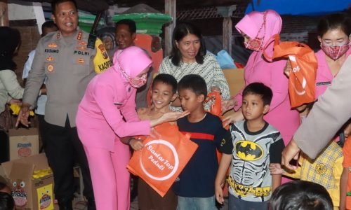 Polresta Sidoarjo dan Bhayangkari Berikan Paket Sembako dan Perlengkapan Sekolah di Lokasi Bencana Puting Beliung