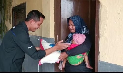 Berbagi di HUT ke 71 Humas Polri, Polres Nganjuk Kunjungi Tukang Becak dan Sopir Angkot