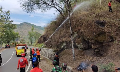 Tanggap Bencana Polres Ponorogo Beri Himbauan Pengguna Jalan Minimalisir Laka Lantas di Musim Hujan