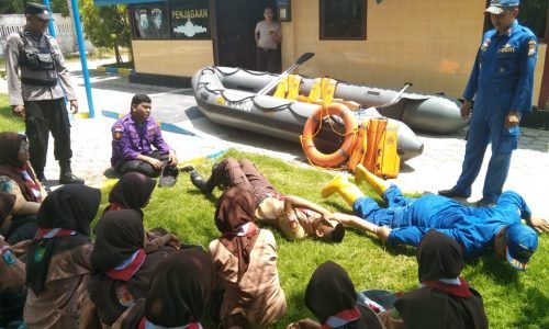 Antisipasi Bencana Banjir dan Laka Laut, Polres Sampang Latih Dasar Water Rescue pada Anggota Pramuka